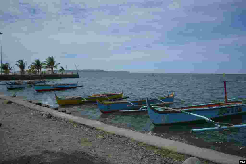 These small fishing boats do not go too far from shore in the South China Sea, Masinloc, Zambales Province, Philippines, March 24, 2014. (Simone Orendain/VOA)