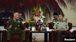 資料照：時任美軍參謀長聯席會議主席的約瑟夫·鄧福德（左）與時任中共中央軍委副主席范長龍在北京舉行會談。 （2017年8月17日）
