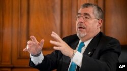 El presidente guatemalteco, Bernardo Arévalo, hace un gesto durante una entrevista en el Palacio Nacional de la Ciudad de Guatemala, el jueves 20 de junio de 2024. AP