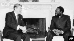 Presidente Ronald Reagan recebe Jonas Savimbi, na Sala Oval da Casa Branca, na década de 80