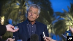 Menhan AS Chuck Hagel memberikan pernyataan tentang penggunaan senjata kimia Suriah dalam sebuah konferensi pers di Abu Dhabi (25/4)