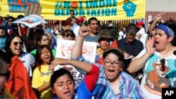 Durante el cierre parcial del gobierno inmigrantes en Phoenix, Arizona realizaron protestas frente a las oficinas de inmigración exigiendo el cese de las deportaciones.
