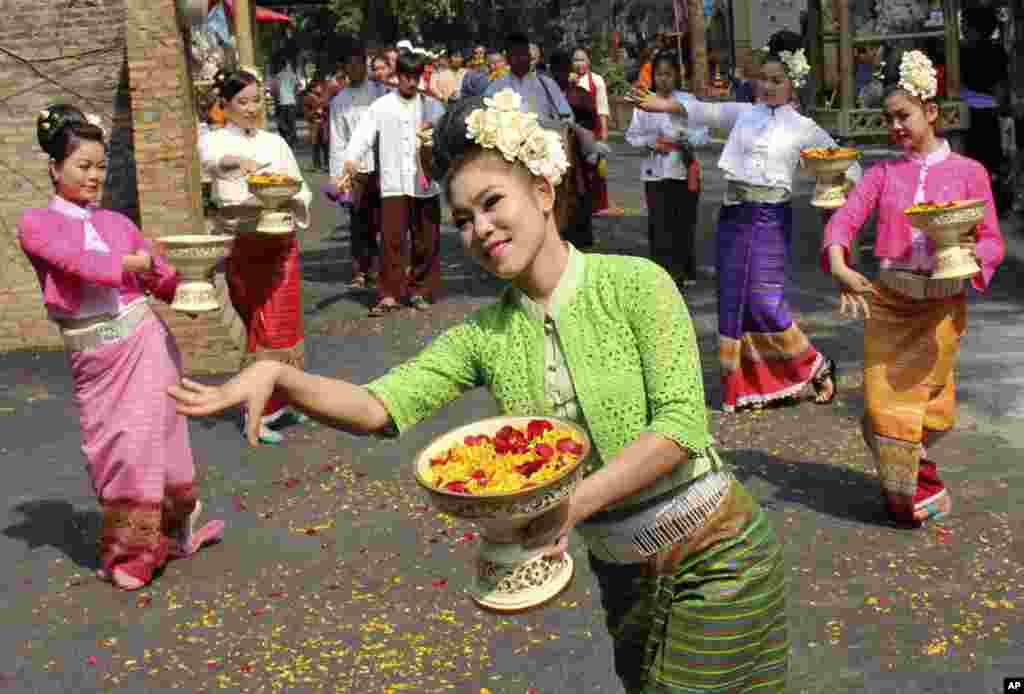 Para penari tradisional Thailand menari pada festival Songkran untuk menyambut tahun baru Thailand di provinsi Chiang Mai, Thailand utara.