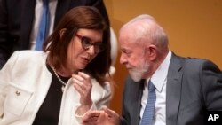 Magda Chambriard, la nueva presidenta de la petrolera estatal Petrobras, y el presidente de Brasil, Luiz Inácio Lula da Silva, asisten a su ceremonia de toma de posesión en Río de Janeiro, Brasil, el 19 de junio de 2024.