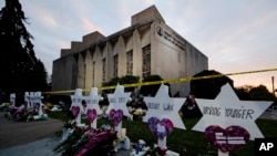 Un imporovisado memorial fue construido frente a la sinagoga Tree of Life tras el mortal tiroteo ocurrido el 27 de octubre de 2018 en Pittsburgh, Pensilvania.