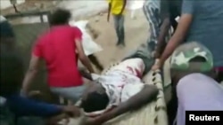 Warga mengangkut seorang korban luka-luka dalam serangan pasukan keamanan terhadap demonstran di Khartoum, Sudan, Senin (3/6).