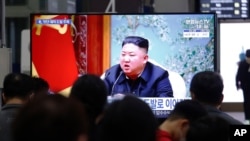 지난 3월 한국 수서역에 설치된 TV에서 북한 미사일 관련 뉴스가 나오고 있다