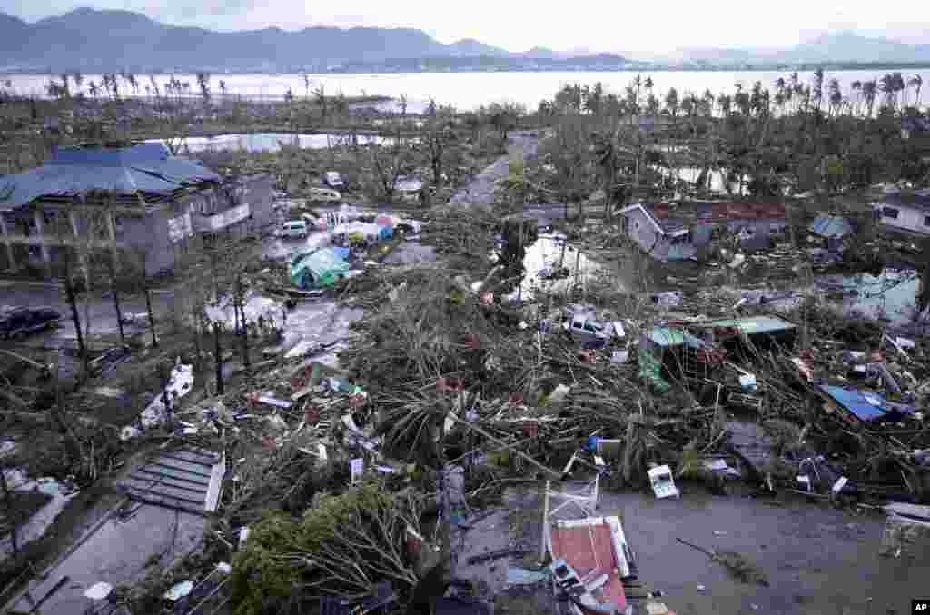 Bandar Udara Tacloban diliputi puing-puing bangunan yang hancur akibat Topan Haiyan yang menghantam kota Tacloban di provinsi Leyte, Filipina Tengah (9/11). (AP/Bullit Marquez)
