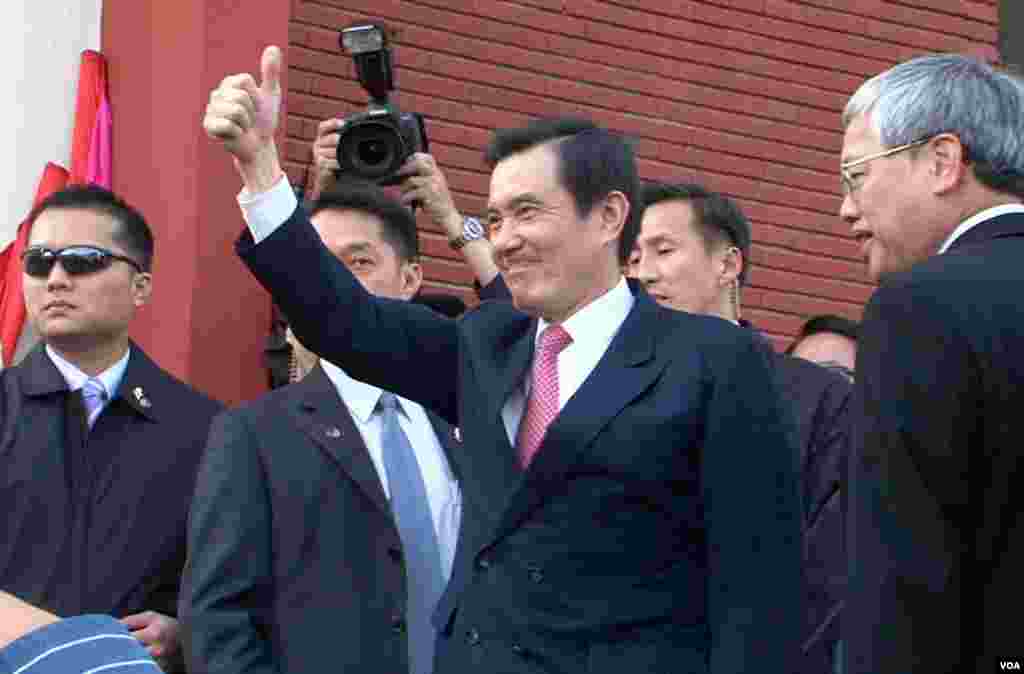 马英九向群众竖起大拇指(美国之音包小祥拍摄)