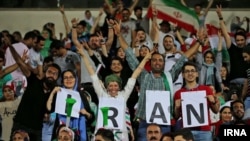  زنان ایرانی در ورزشگاه آزادی تهران برای تماشای دیدار تیم ملی با اسپانیا در جام جهانی