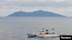 日本海上保安廳的巡邏船在與中國有主權爭議的釣魚島（日本稱尖閣列島）附近海域巡邏（資料照片）