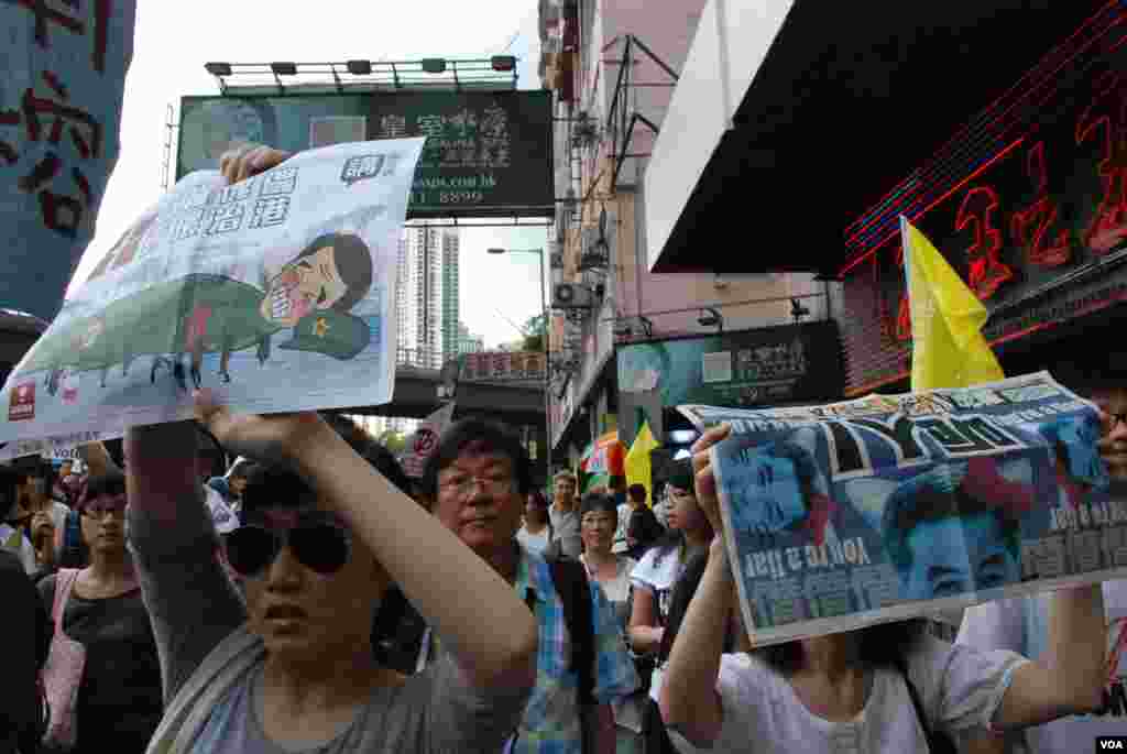 香港市民吳小姐(左一)參加今年71遊行,要求新任香港特首梁振英下台