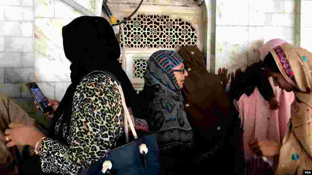 درگارہ پر آنے والے عقیدت مندوں میں خواتین کی تعداد قدرے زیادہ ہوتی ہے۔