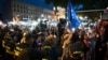 Протестующий держит флаг Европейского союза во время митинга в Тбилиси 3 мая 2024 года.