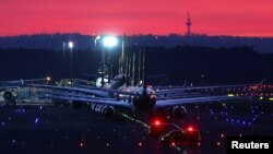 ARCHIVO - Aviones en el aeropuerto de Frankfurt, en Alemania, el 15 de marzo de 2020.