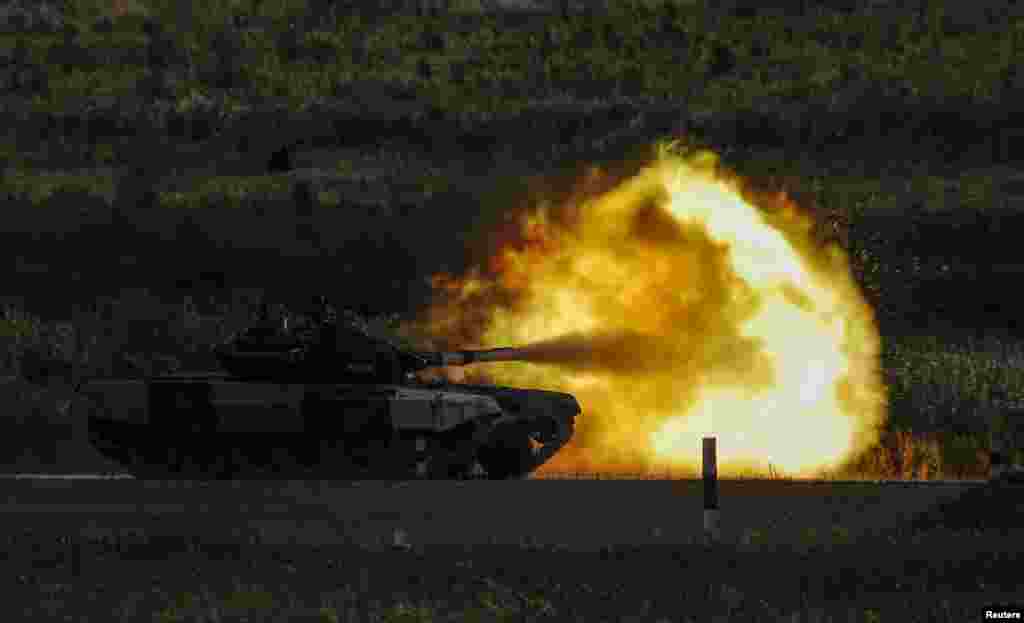 រថក្រោះ T-72 B3 ដែលបើកយុទ្ធជនប្រទេសអាម៉ានីអំឡុងការប្រកួត Tank Biathlon នៅកីឡាប្រកួតកងទ័ពអន្តរជាតិខាងក្រៅទីក្រុងម៉ូស្គូប្រទេសរុស្ស៊ី។