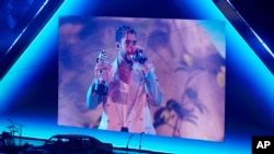 Bad Bunny, artis asal Puerto Rico,  termasuk yang berjaya di ajang Video Music Awards (VMA) tahun ini. (Foto: AP)