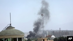El humo se eleva junto a la Embajada de los Estados Unidos en Kabul, Afganistán, el domingo 15 de agosto de 2021. 