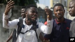 Alister, muandamanaji anasemaa yake Emeka aliuawa na risasi iliyokuwa haikumkusudia iliyorushwa na jeshi, alipokuwa akieleza hisia zake kwa shirika la Associated Press, Lagos, Nigeria, Jumanne Oct. 20, 2020. 