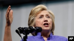 Hillary Clinton dijo haber pedido a sus simpatizantes que donen a la Cruz Roja para ayudar en la recuperación en la zona del desastre.