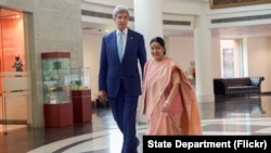 Menteri Luar Negeri AS John Kerry dan mitranya di India, Sushma Swaraj di New Delhi (30/8). 