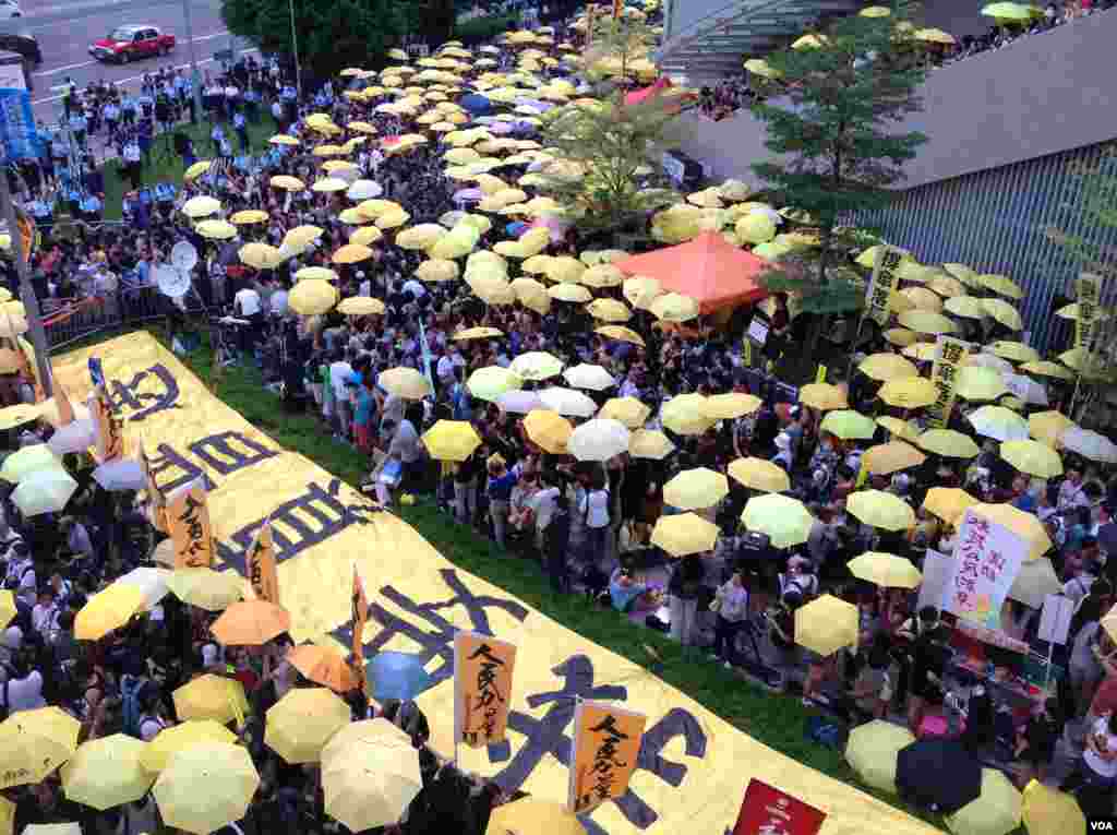 港人重返政總紀念雨傘運動一周年(美國之音海彥拍攝)