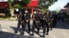 Personel Brimob Polda Sulteng saat memasuki lapangan upacara dalam apel gelar pasukan dalam rangka kesiapan pengamanan pungut suara PILKADA serentak 2020 di Mapolres Poso, Sabtu pagi (5/12/2020). (Foto: VOA/Yoanes Litha)