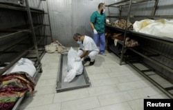 Orang-orang melihat jenazah warga Palestina yang tewas dalam serangan Israel, di kamar mayat Rumah Sakit Nasser, di Jalur Gaza selatan. (Foto: Reuters)