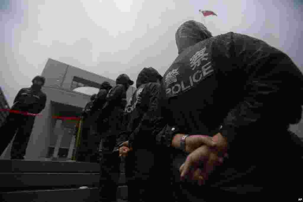警察守衛著谷開來出庭受審的合肥市中級人民法院(2012年8月9日)。