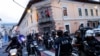 Agentes de policía patrullan el centro de Quito, la capital, tras un estallido de violencia después de que el presidente Daniel Noboa, declarara el estado de emergencia por la desaparición de Adolfo Macías, líder de la banda criminal Los Choneros. Visto el 9 de enero de 2024.