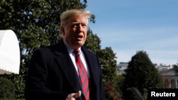 El presidente de Estados Unidos, Donald Trump, saluda mientras habla a los medios de comunicación sobre el South Lawn de la Casa Blanca en Washington, EE.UU.
