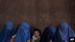 Wanawake raia wa Afghanistan wakisubiri kupatiwa msaada katika kituo cha Shirika la Mpango wa Chakula la UN, WFP.