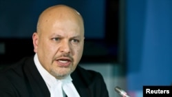 El ese entonces abogado defensor, Karim Khan, asiste a una conferencia de prensa en la Corte Penal Internacional (CPI) en La Haya el 9 de septiembre de 2013.