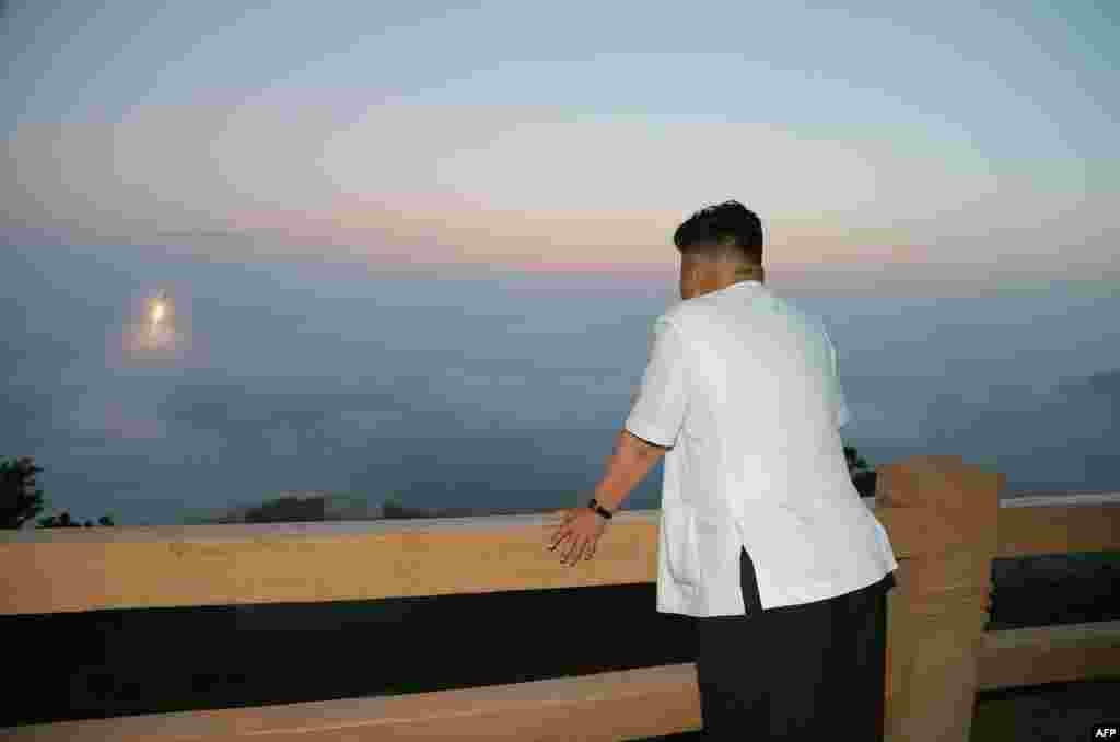 Pemimpin Korea Utara Kim Jong-Un menonton ujicoba roket Korea Utara di lokasi yang dirahasiakan.