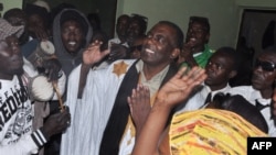 Le militant anti-esclavagiste Biram Ould Dah Ould Abeid, au centre, de la Mauritanie est accueilli par les partisans après que la cour suprême du pays a réduit les peines a ordonné sa libération, mai 2016, Mauritanie.