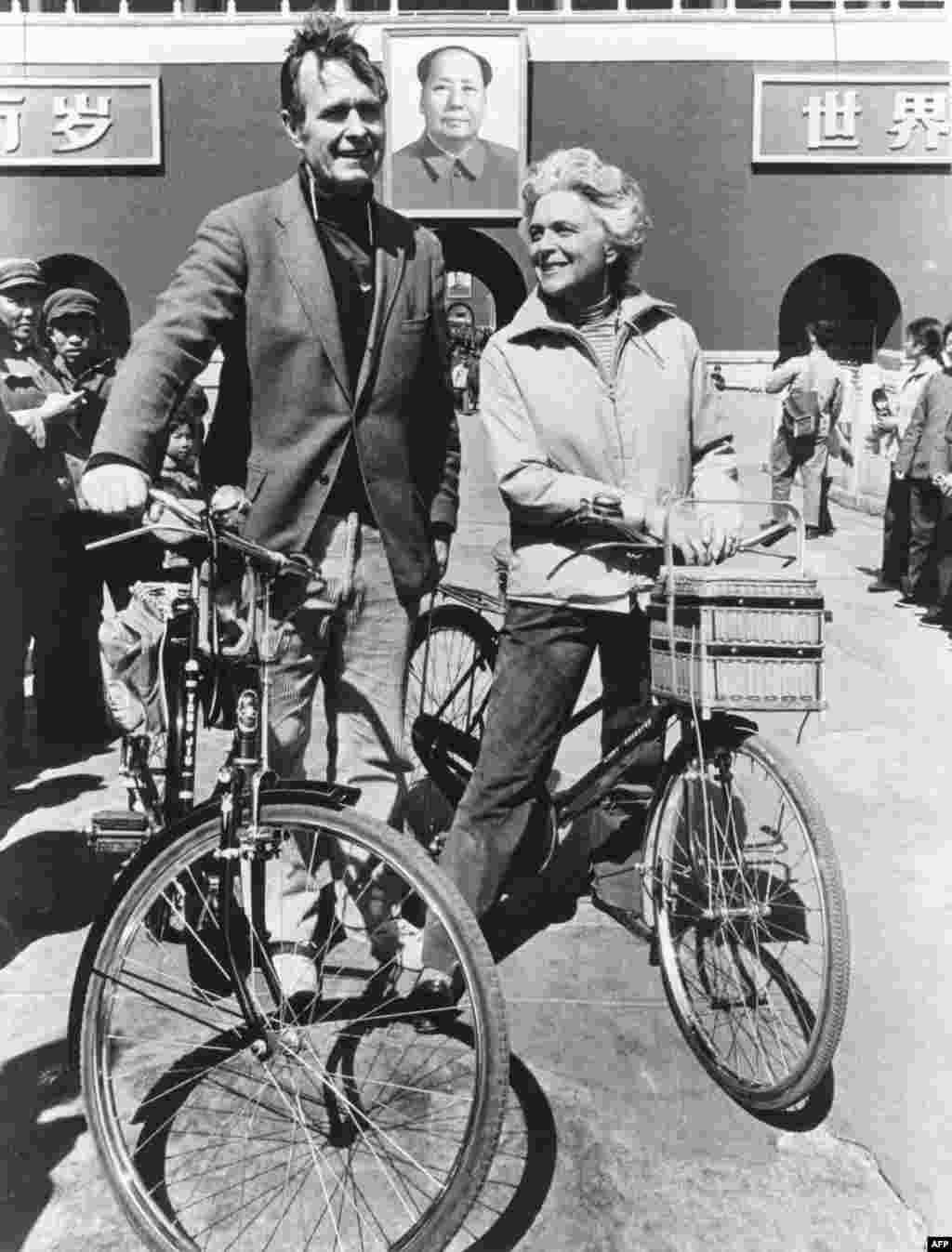1974年美國駐北京聯絡處主任喬治&middot;布殊（老布殊）和夫人騎自行車抵達北京天安門前。喬治&bull;布殊（George HW Bush）在1974-1975間出使北京。布殊夫婦在北京時曾騎著自行車遊逛。後來布殊夫人在接受採訪時回顧那段歷史，提到當時的存車費是兩分錢。