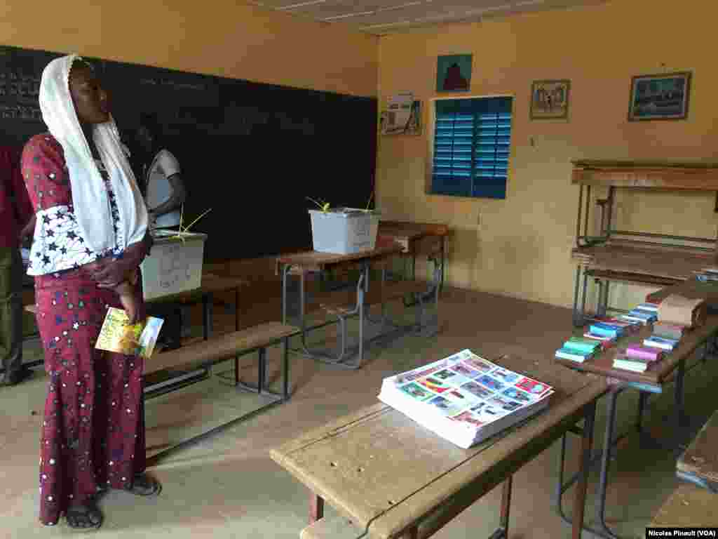 A woman casts her ballot during elections in Niamey, Niger, Feb 21, 2016.