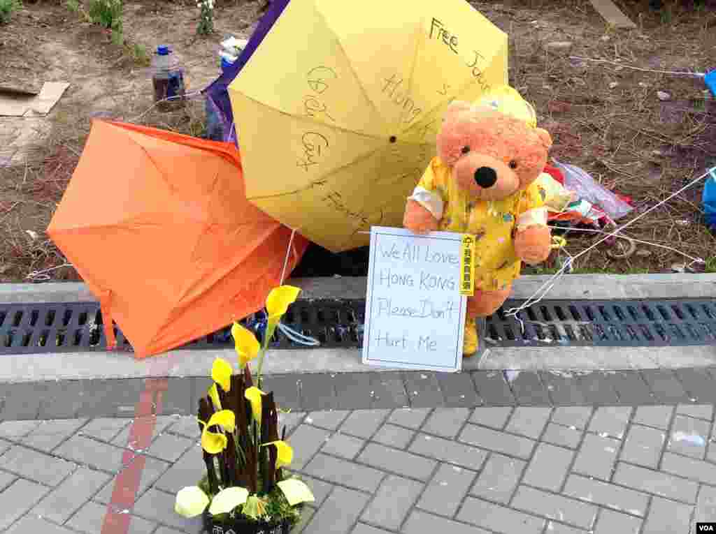 數以千計港人在金鐘佔領區舉傘默立87秒,紀念佔領運動滿月(美國之音海彥 拍攝)