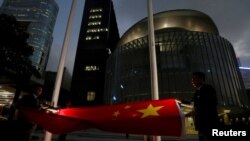 Bendera nasional China diturunkan di luar Dewan Legislatif, bagian dari upacara harian di Hong Kong, 7 November 2016. (Foto: dok).
