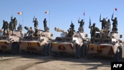 Tentara Chad berkumpul di dekat kota Gamboru, Nigeria, dekat perbatasan Kamerun, setelah berhasil mengambil alih kota itu dari Boko Haram, 1 Februari 2015 (Foto: dok). 