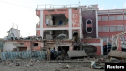 Polisi wa Somalia wakipambana na wanamgambo wa Al-Shabaab nje ya hoteli moja iliyoko Mogadishu, Novemba 1, 2015. Mabomu mawili yaliripua hoteli hiyo. Picha na Shirika la habari la REUTERS/Feisal Omar. 