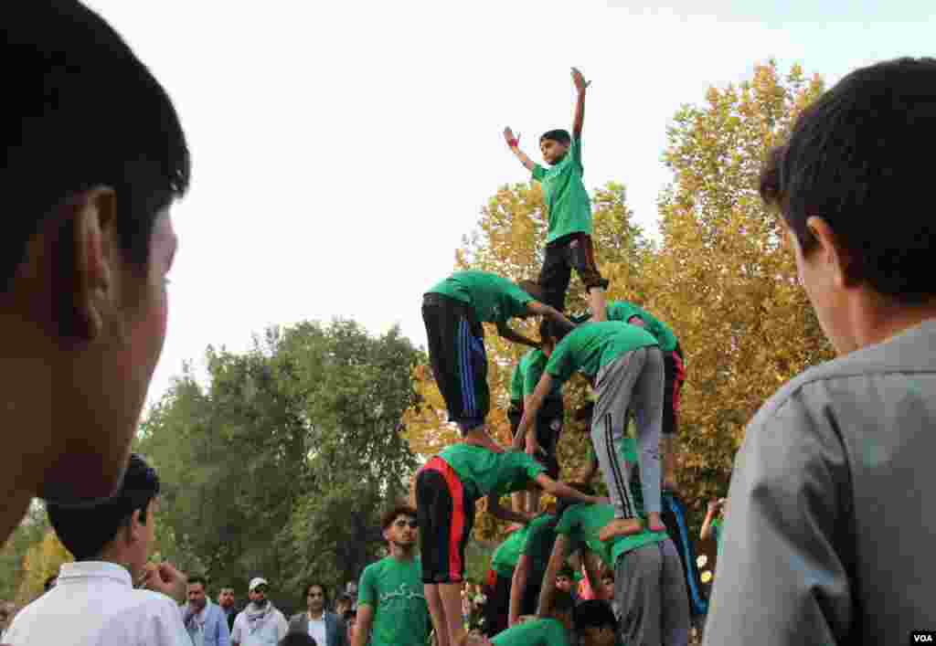 اطفال محو تماشای نمایش اعضای گروه سرکس 