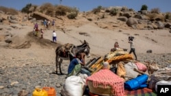 FILE - Wakimbizi waliokimbia vita mkoa wa Tigray na samani na punda wao katika eneo la bonde la mto Tekeze katika mpaka wa Sudan-Ethiopia, huko Hamdayet, mashariki ya Sudan, Nov. 21, 2020. 