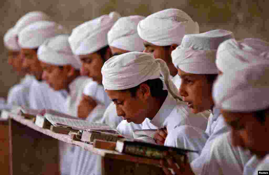 Para remaja membaca kitab suci al-Quran di sebuah madrasah Markaz Al-Madrasa Al-Islamia, pada bulan Ramadan di Shadipora, pinggiran Srinagar, Kashmir-India.