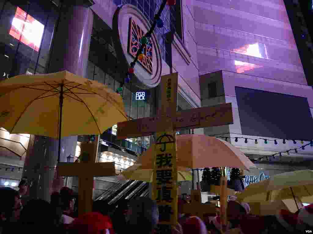 位於銅鑼灣的香港時代廣場,平安夜關上外牆的燈熄