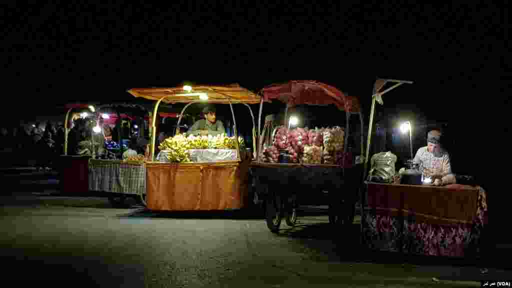 میوه فروش‌های سیار در شب 