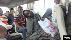 Para tawanan Boko Haram yang telah dibebaskan tiba di Yaounde, Kamerun, setelah ditawan berbulan-bulan, Oktober 2014.
