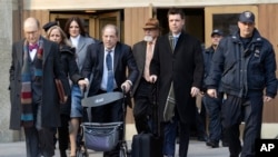 Harvey Weinstein quittant le palais de justice lors des délibérations du jury, 21 février 2020, New York. (Photo AP/ Mary Altaffer)
