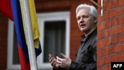 El fundador de Wikileaks, Julian Assange, habla en el balcón de la Embajada de Ecuador, en Londres, el 19 de mayo de 2017.