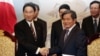 2014年8月1日，日本外務大臣岸田文雄（左）與越南計劃兼投資部長裴廣榮（右）簽署協議書，日本將提供越南六艘價值500萬美元的舊漁船，這六艘漁船將被改造成巡邏船供越南海洋警察和漁政部門使用。